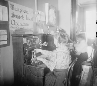 Illustration for article titled A Mobile Phone From 1922? Not Quite